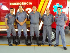Bombeiros salvam grávida que ameaçava pular do alto da casa