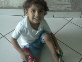 Menino de 3 anos é atropelado pelo carro da mãe
