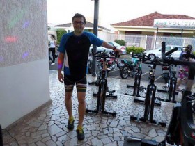 Mulheres tem aula de Spinning ao ar livre