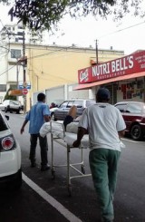 Paciente é transferida na maca pelo meio da rua do PS para hospital