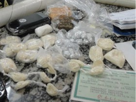 Menor de idade é flagrado vendendo droga na Vila Nova