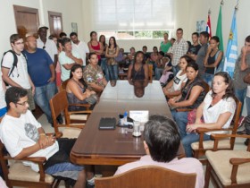 Servidores que realizaram a entrega do IPTU 2014 conversam com Prefeito