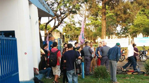 Manifestação na porta da Unesp causa engarrafamento