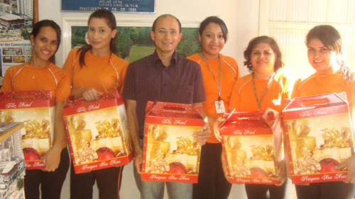 Sincomerciários distribui cestas de Natal e material escolar