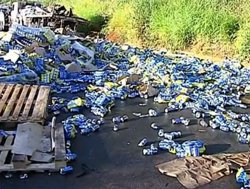 Caminhão bate e derruba mais de 5 mil caixas de cerveja Antártica em rodovia