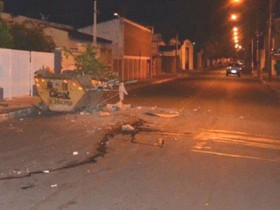 Motociclista bêbado perde o controle e bate em caçamba na rua
