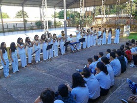 Grupo de música apresenta espetáculo de Páscoa em escolas e entidades