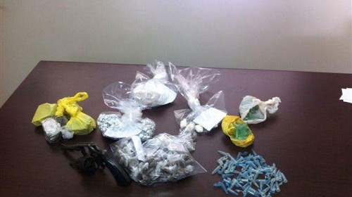 Lavradora é presa com grande quantidade de drogas e arma em casa