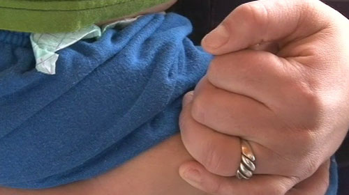 Mãe, de 14 anos, é agredida com bebê no colo