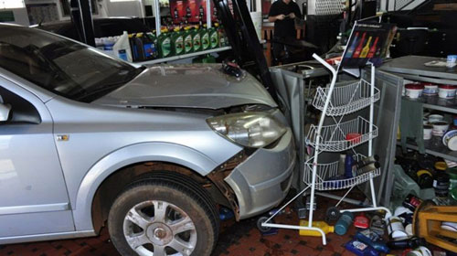Carro invade loja de lubrificantes depois de colidir com uma motocicleta, em Ourinhos