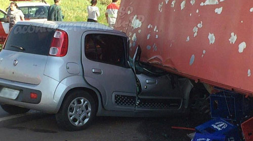 Caminhão capota e esmaga carros