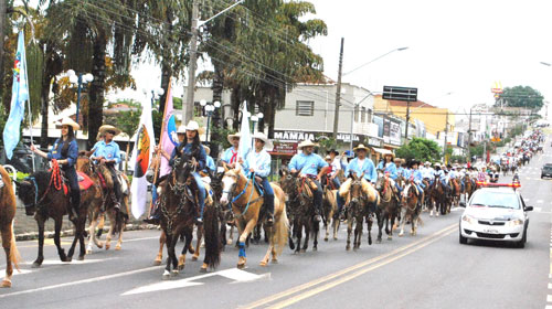 Cavalgada atrai grande número de cavaleiros e público