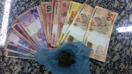 Com apoio de cão farejador, PM encontra droga escondida em entulho