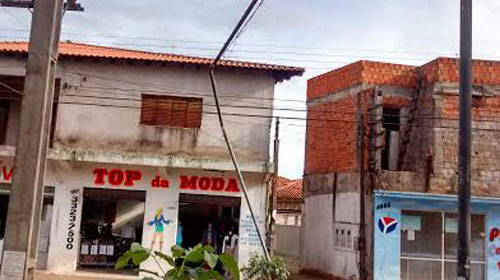 Mais um pórtico de ferro ameaça despencar em avenida de Assis