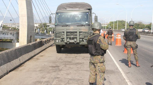 Comboio do Exército passa pela região à caminho da Olimpíada