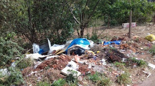 Lixo é depositado irregularmente no Parque Colinas, em Assis
