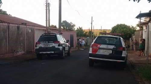 Mulher é atingida por tiro na cabeça