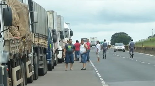 Caminhoneiros da região de Assis protestam pelo segundo dia