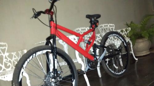 Dupla é detida por PM com droga e bicicleta que pode ser furtada