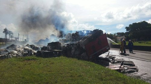 Carga de caminhão carregado com algodão pega fogo em Assis