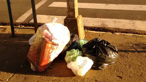 Lixo não é recolhido na esquina da Praça Arlindo Luz há dois dias