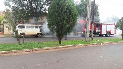 Kombi pega fogo após sair de posto de gasolina, em Assis