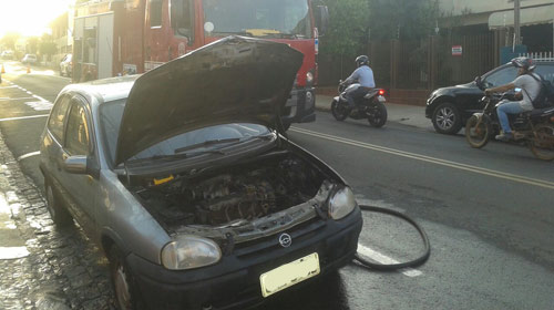 Bombeiros combatem chamas em motor de veículo, no Centro