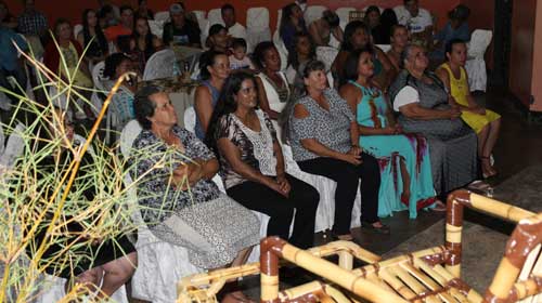 Turma da Oficina de Móveis de Bambu se forma em Roseta
