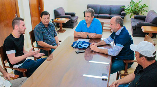 Goleiro Paulo Victor renova parceria com Prefeitura