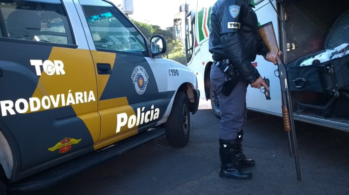 Passageira é flagrada com armas dentro de ônibus, em Assis