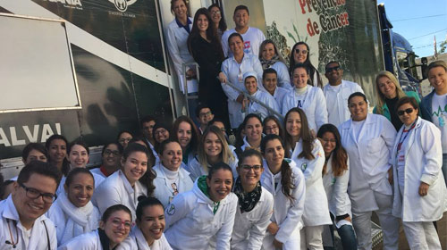 Carreta de prevenção ao câncer é sucesso em Assis