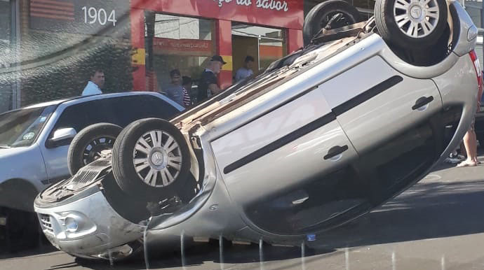 Carro capota na Avenida Rui Barbosa, em Assis