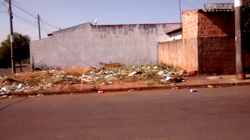 Moradora pede conscientização para evitar acúmulo de lixo em terreno, em Assis