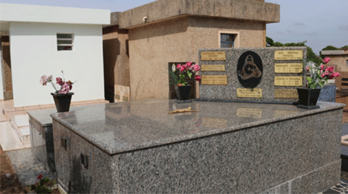 Homem furta placas de bronze no Cemitério de Assis e é preso em flagrante