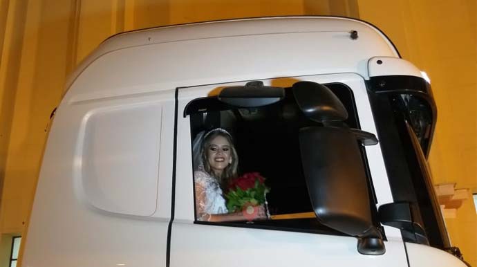 Noiva surpreende convidados e chega ao casamento de carreta em Cândido Mota