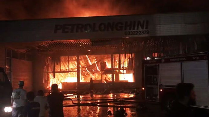 Incêndio de grandes proporções atinge empresa na Avenida Dom Antônio, em Assis