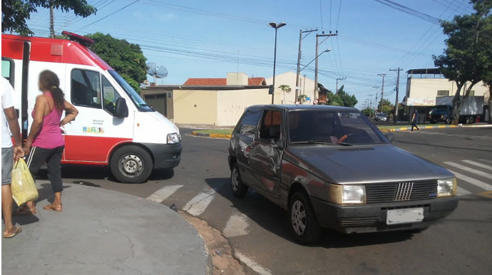 Acidente em rotatória deixa motociclista ferido em Assis