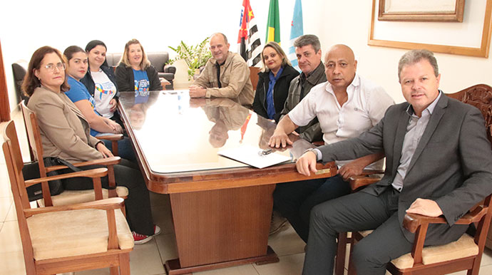 Prefeito José Fernandes e Associação de Autistas assinam termo de parceria