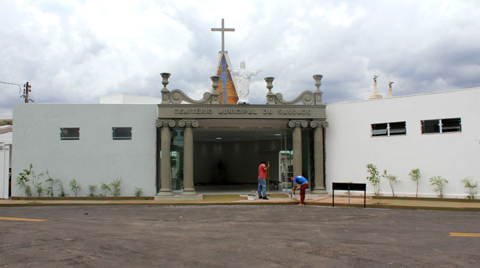 Cemitério de Assis recebe imagem sacra, nova iluminação e colunas romanas