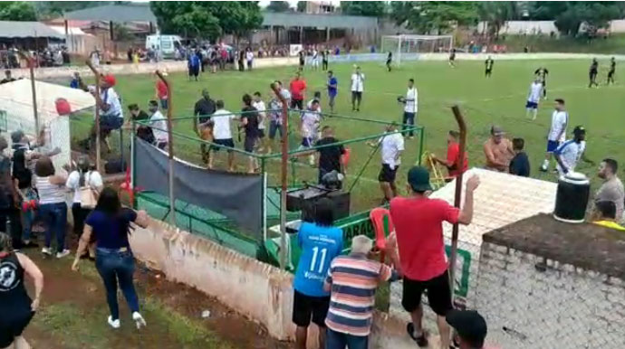 Torcedores invadem campo e final do Varzeano termina em confusão em Maracaí