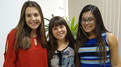 Após pai morrer de câncer, trigêmeas de Quatá passam juntas no vestibular de Medicina