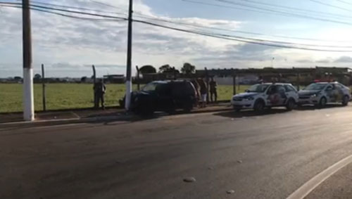 Motorista perde o controle e bate veículo em poste em Assis