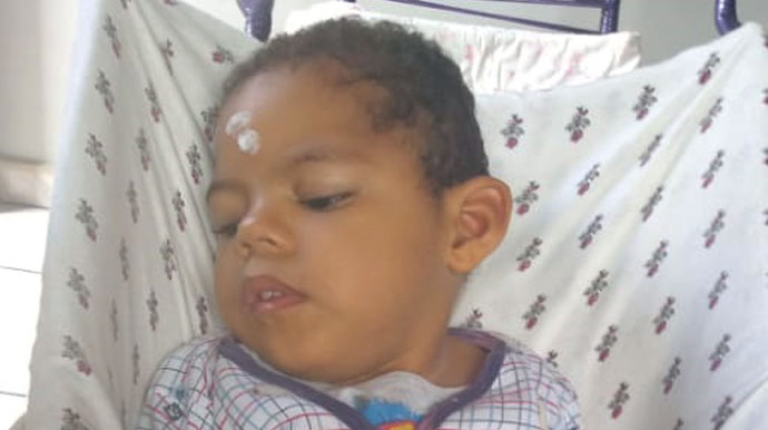 Vó assisense pede ajuda para conseguir cadeira de rodas especial ao seu neto com paralisia cerebral