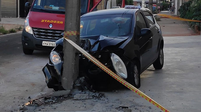 Motorista perde o controle e bate de frente com poste em Assis