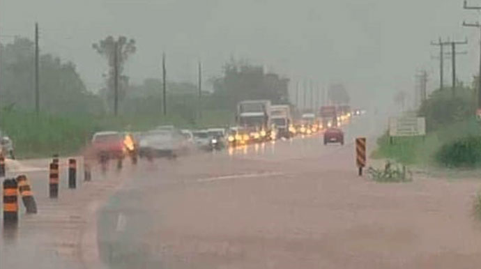 Rodovia entre Assis e Cândido Mota fica interditada devido à chuva
