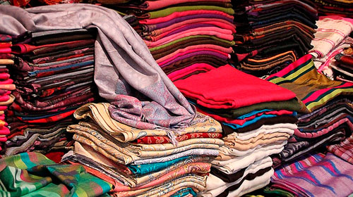Coisa de Bicho arrecada roupas para abastecer Bazar Beneficente em Assis