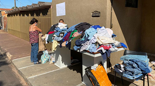 Igreja distribui roupas e alimentos para famílias carentes de Assis