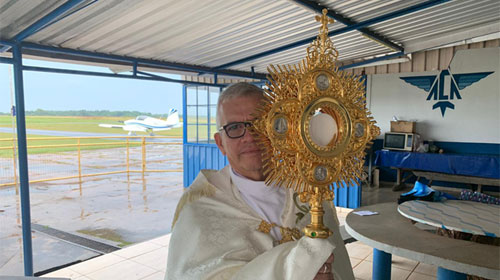 Padre sobrevoa e abençoa hospitais e cidade de Assis