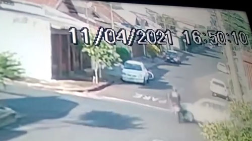 Motociclista é arremessado durante acidente na Vila Ribeiro em Assis