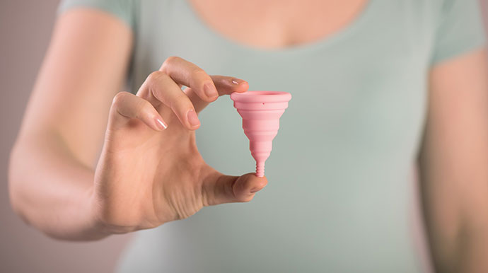 74% das mulheres acham que deveriam ser liberadas do trabalho durante a menstruação, diz estudo